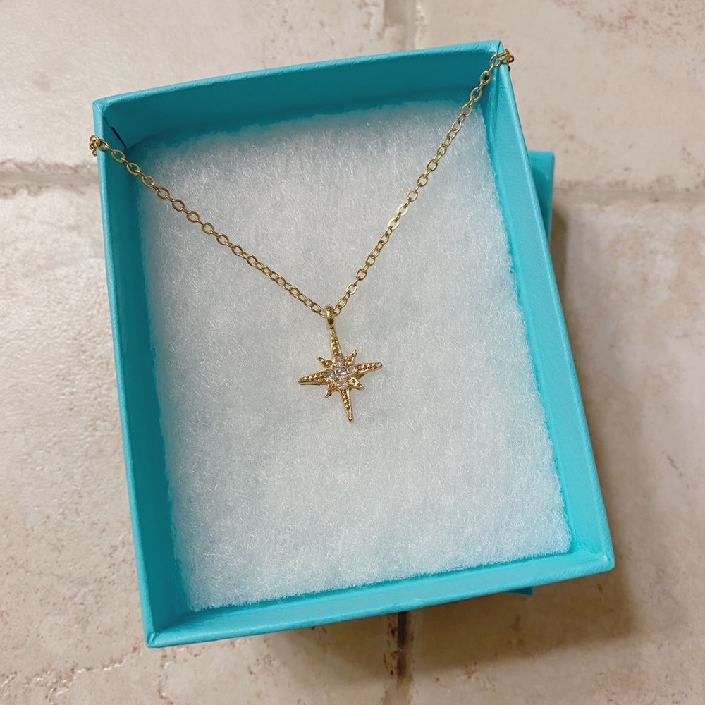 SALE--NWOT star pendant necklace
